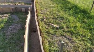Опалубка для ленточного фундамента. Вязка арматуры.
