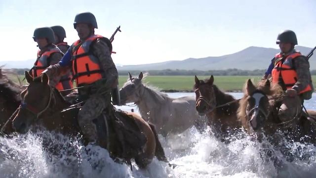 Обогнали лошадей 35 километровый марафон два человека