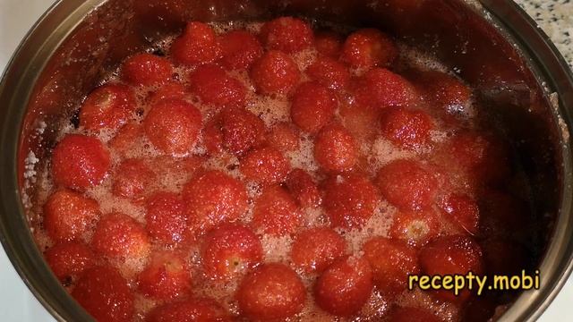 Варенье из клубники с целыми ягодами на зиму