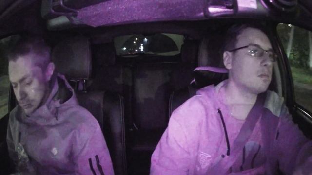 Просит в такси ПОКУРИТЬ ВЫПИТЬ И ПОЕСТЬ