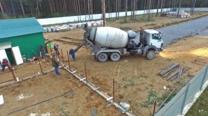 Заливаем ленту для забора в приюте "Помоги Другу"