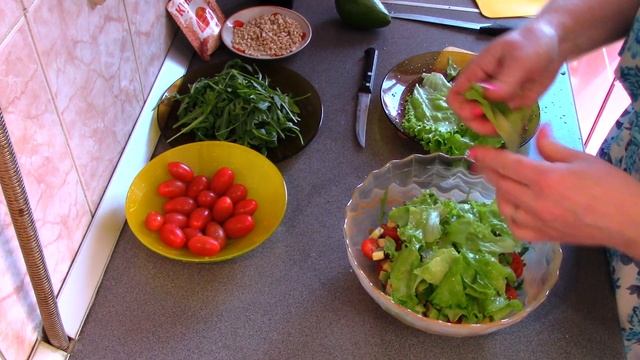 Итальянский Салат с рукколой, помидорами Черре и Авокадо, подойдет на любой праздничный стол