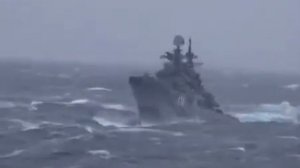 Русский эсминец во время шторма.