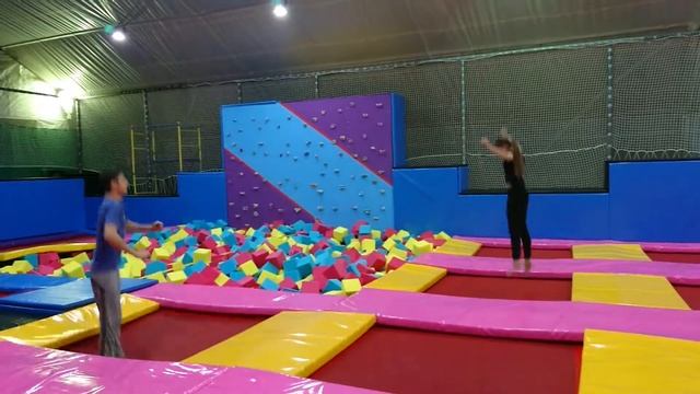 Батутный центр в Наро-Фоминске. Ведущая Натали Мур и ligteem в гостях на батутах. смотреть онлайн