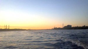 Лодка Днепр всходит на волну под мотором Вихрь 30