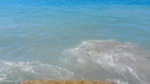 волны бюьтся о камень