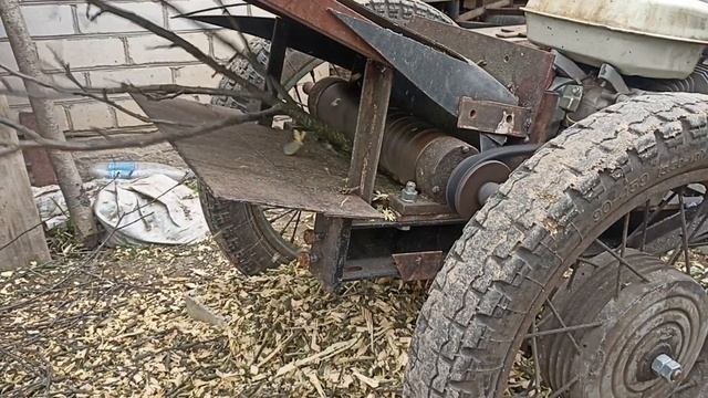 Работа садового измельчителя после обрезки сада