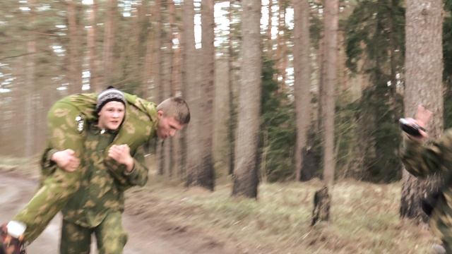 Военные сборы. Марш бросок 25 км. Авангард для девочек военные сборы. Девочка и мальчик занимаются.