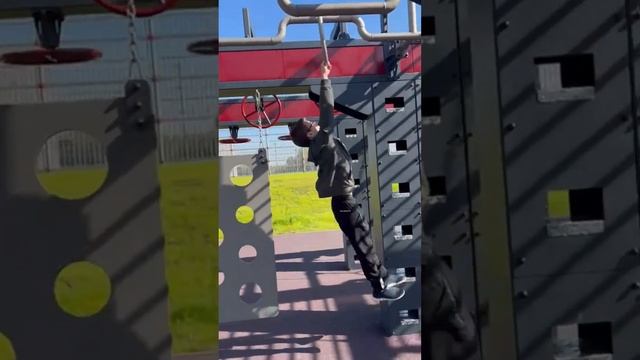 Учу сына ПРЕОДОЛЕВАТЬ препятствия на "своем примере" 14 VS 40. #юмор #workout #отецисын #спорт смотреть онлайн