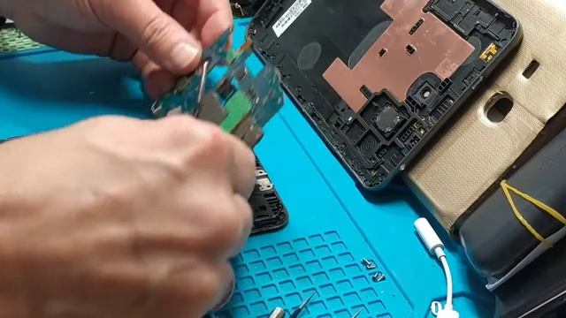 Планшет Samsung Galaxy Tab A6 (2016) не заряжается.Замена системного разъема. смотреть онлайн