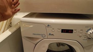 Компактная стиральная машина устанавливается обычно под раковину. Востребована в маленьких ваннах.