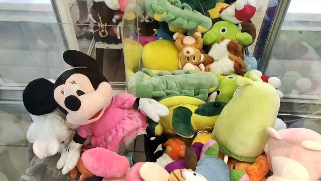 ?У меня есть копейки!?Хочу с них выиграть радужную лошадку!?Играю в аппарате с игрушками Хватайка смотреть онлайн