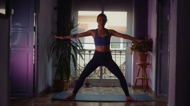 Динамичный йога-комплекс с акцентом на пресс смотреть онлайн