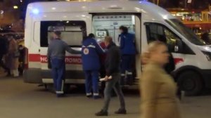 СКОРАЯ ПОМОЩЬ ЗАБИРАЕТ В БОЛЬНИЦУ ПЬЯНУЮ ЖЕНЩИНУ