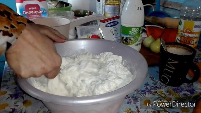 Делаю тесто для пирога / Жизнь в селе. смотреть онлайн