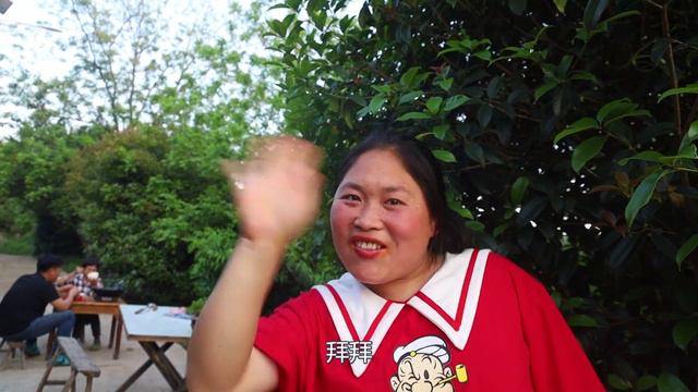 天气热没胃口？胖妹做龙虾臭豆腐螺蛳粉，香辣够味，婆婆吃过瘾了【陈说美食】 смотреть онлайн