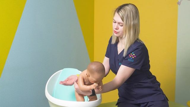 Первое купание в детской ванночке: что нужно знать?