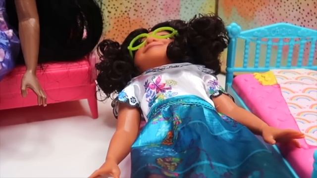 Disney Encanto Family Packs and Swims with Sharks on Vacation смотреть онлайн