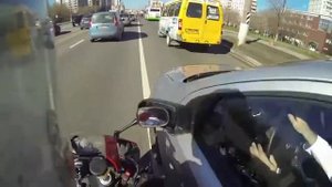 Как байкеры сбивают зеркала мотоциклом