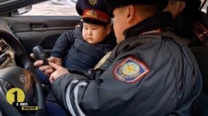 Жительница Казахстана привела сынишку на детский утренник в костюме полицейского