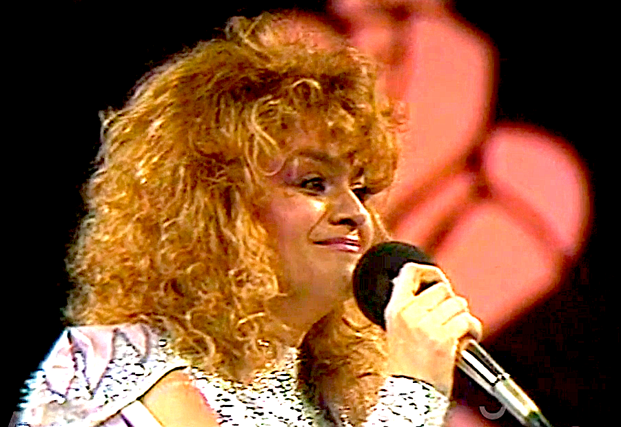 "Вы производите впечатление "модели массового искусства". Почему?"