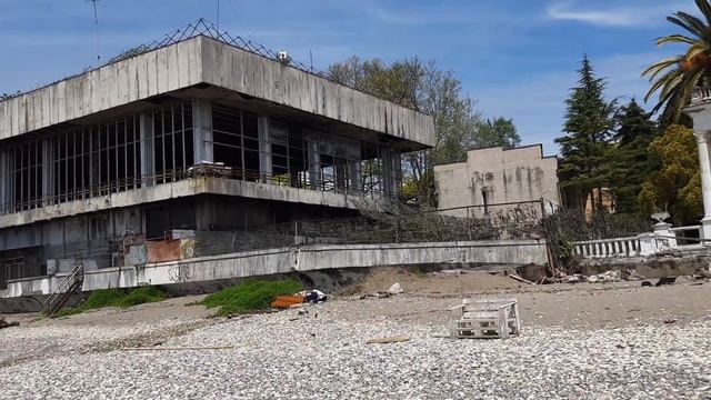 Абхазия, Сухум, запустелый пляж МВО смотреть онлайн