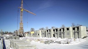 Работа крана. Башенный кран КБ-503. Солнечный день. Tower crane working