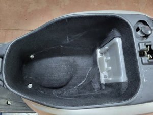 Оклейка карпетом багажника скутера Yamaha Jog AY 01