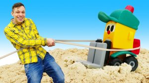 Грузовичок Лёва и мультфильм. Машинки убирают песок на дороге и собирают бензовоз. Видео для детей