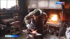 Кузнец-кудесник из Костромы «пишет» молотом по металлу