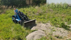 Мини погрузчик в работе с песком.