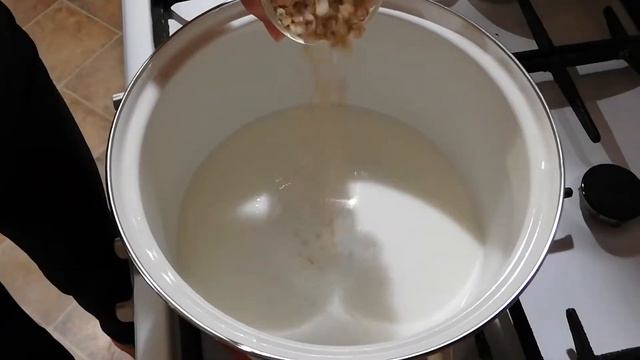Диетическая овсяная каша с сухофруктами.