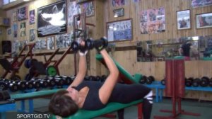 Для среднего уровня. Упражнения: жим гантелей лёжа и жим штанги лёжа на трицепс