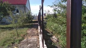 Каркас под забор с бетонной лентой готов