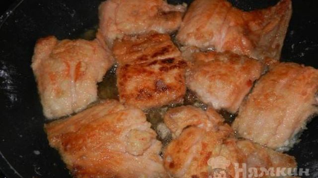 Тушеный минтай с морковью и луком
