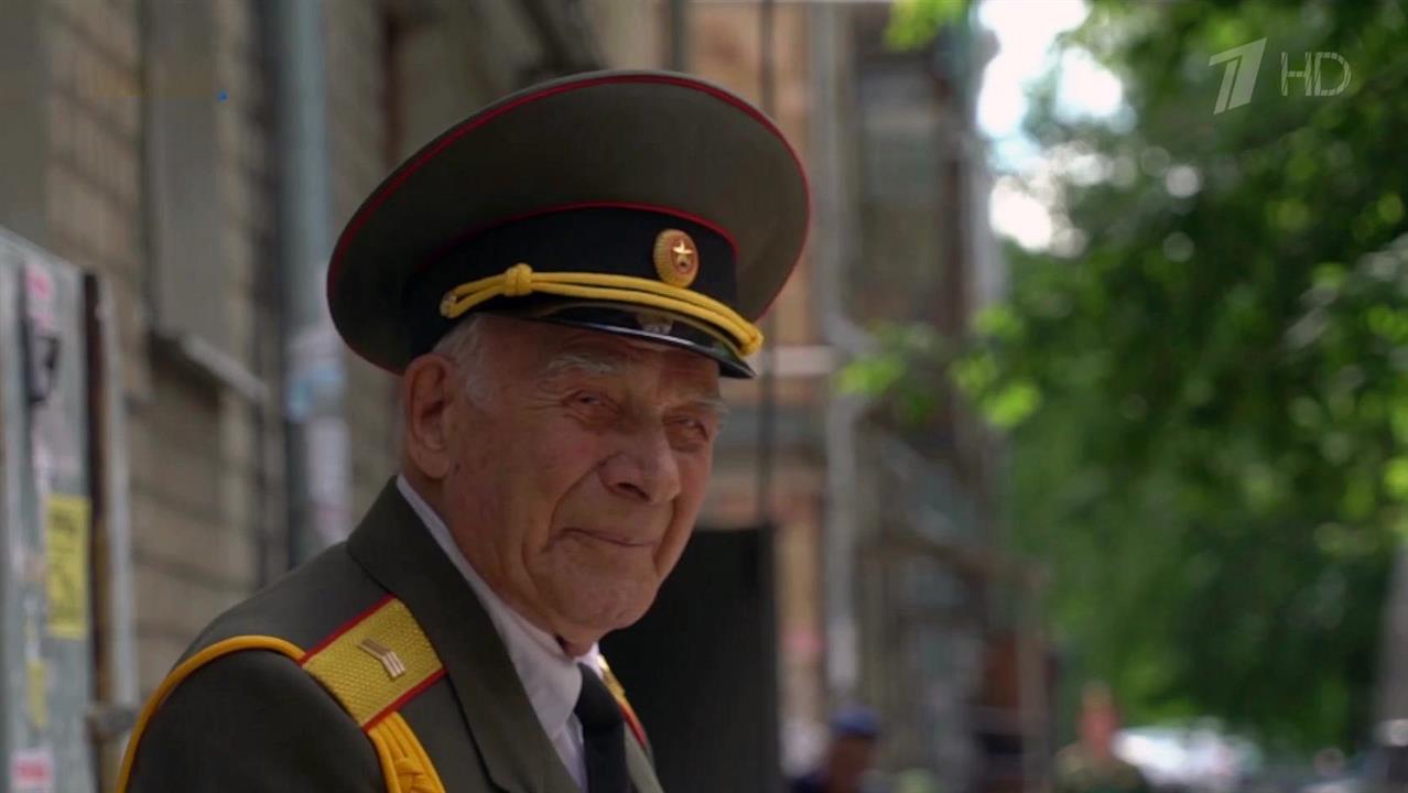 В Екатеринбурге военные навестили ветерана Великой...ественной войны и провели для него личный парад