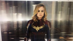 супермен (криптоец сверхчеловек) vs капитан марвел (защитница вселенной) кто кого ?