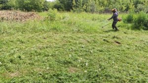 Летом много работы. Покос травы триммером из Италии