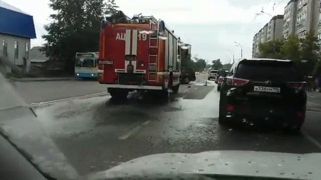 Мотоциклист столкнулся с авто на Бакинских Комиссаров смотреть онлайн