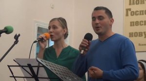ВЕТЕР СРЫВАЕТ ПОСЛЕДНИЕ ЛИСТЬЯ - исп. семья Скоревых (Церковь ЕХБ г Абакан)