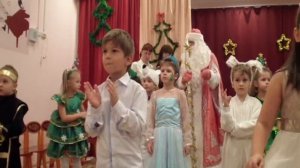 игра в снежки (Хлоп, хлоп, не зевай, Ты от нас не убегай, не зевай, А теперь в меня бросай.