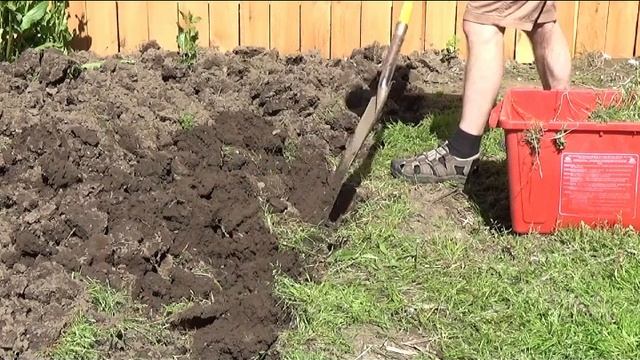 Огород 1ч Как выростить много помидор и огурцов на очень маленьком участке смотреть онлайн