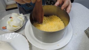 Салат с ветчиной и грибами. Ничего лишнего.