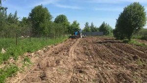 Вспашка и выравнивание участка земли трактором МТЗ 82.1