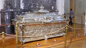 Лавра ждет раку Александра Невского