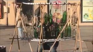 Играет на бутылках на улице Питера! Очень красиво играет