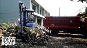 Mini Komatsu PC30uu Loading building fragments to Mitsubishi dump truck