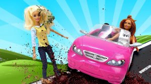 Почему Барби пришла домой грязная? Видео для девочек - куклы Барби и их истории