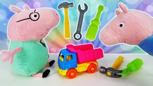 Джордж изучает инструменты, а Свинка Пеппа готовит печенье к чаю. Мягкие игрушки в видео для детей