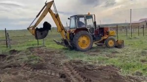 экскаватор юмз разбрасывает навоз